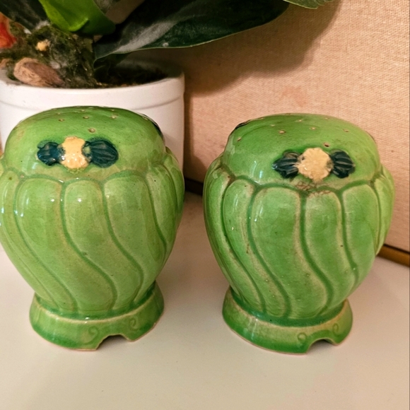 Vintage Kitchen Green Japanese Majolica Style Shaker Salt and Pepper Shakers - Picture 4 of 9
